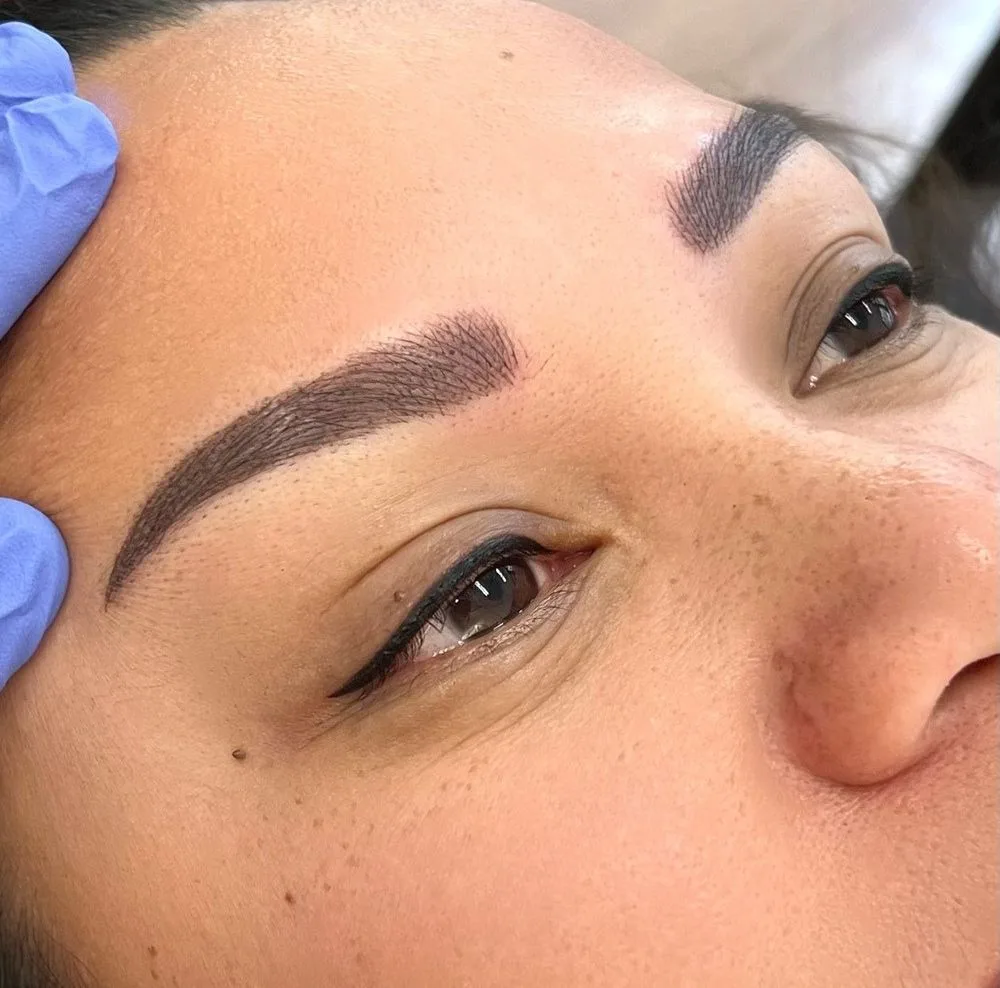 عمل تجميلي للحواجب